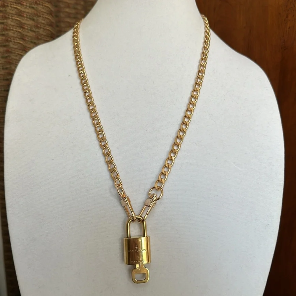 LV Lock & Key #303 with Unbranded Chain - Picture 4 of 11